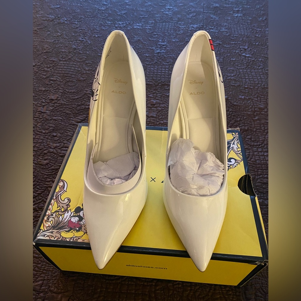NWT Disney heels. Size 8. Comes with the box.